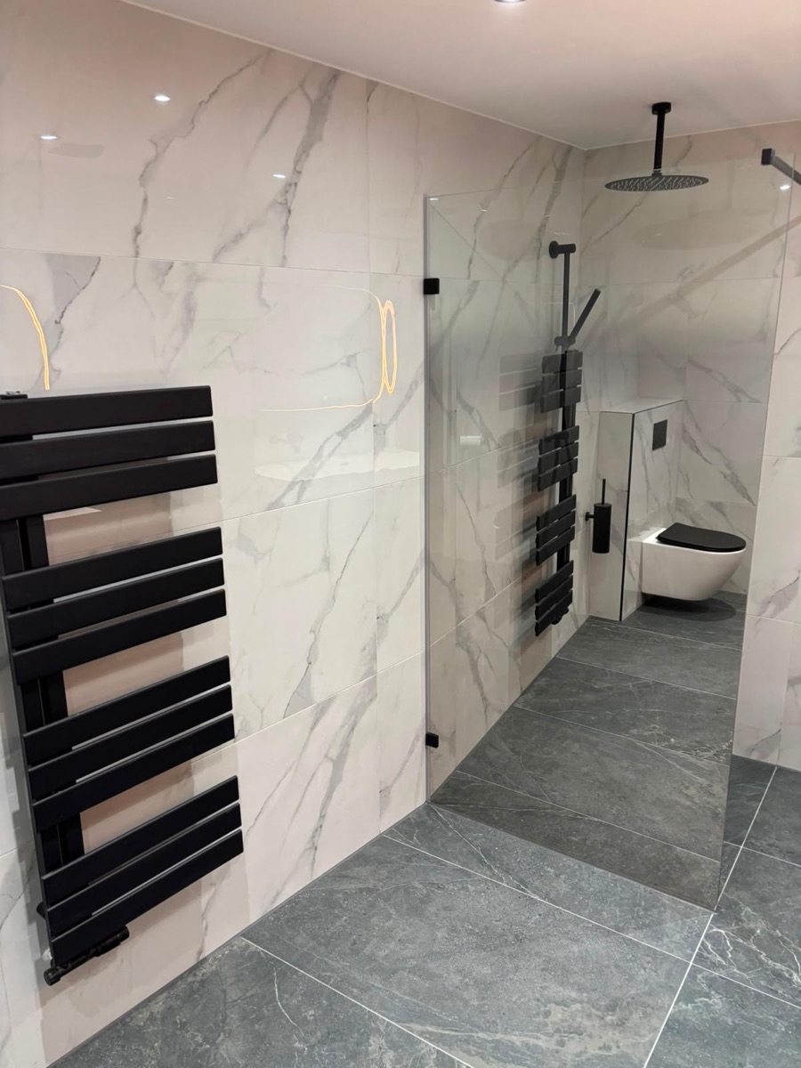 Inloopdouche met glazen wand en zwarte designradiator