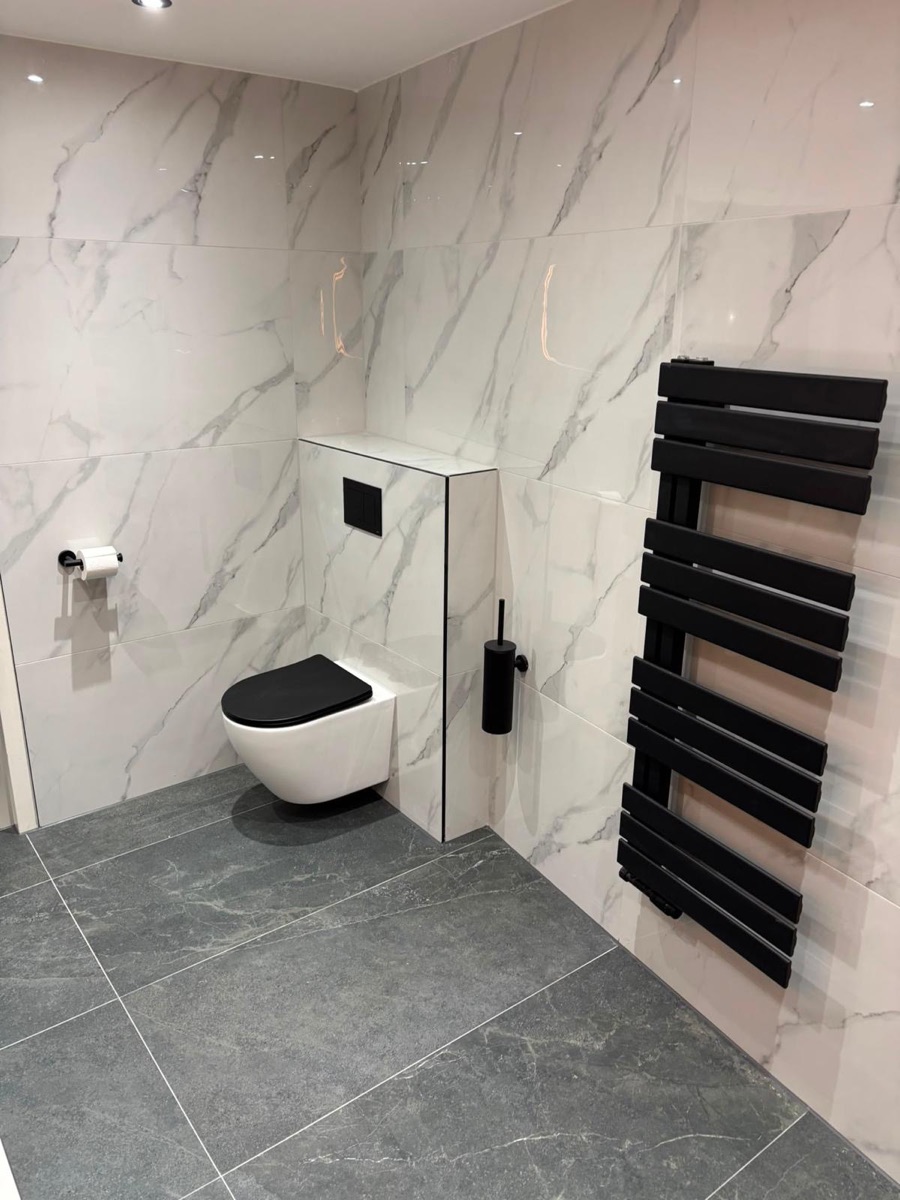 Hangend toilet met inbouwreservoir en handdoekradiator